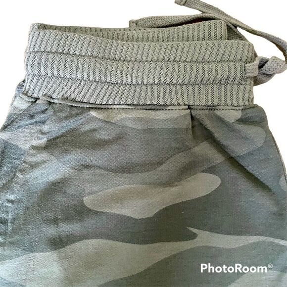 Splendid Supersoft Camo Jogger - Picture 7 of 10